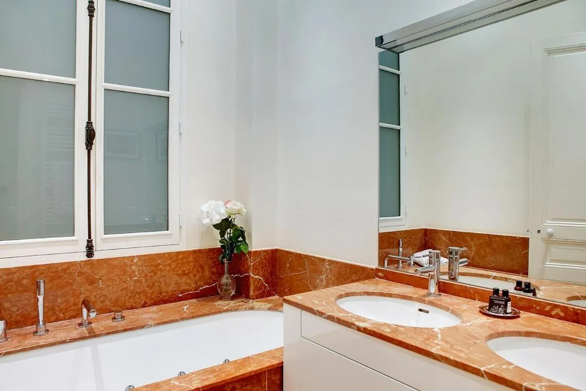In A Great Location Close To The Eiffel Tower *