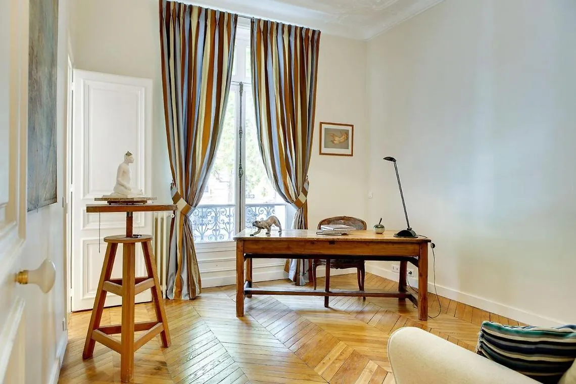 In A Great Location Close To The Eiffel Tower Apartment